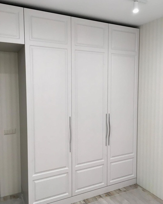Встроенные распашные шкафы-Встраиваемый распашной шкаф на заказ «Модель 22»-фото3