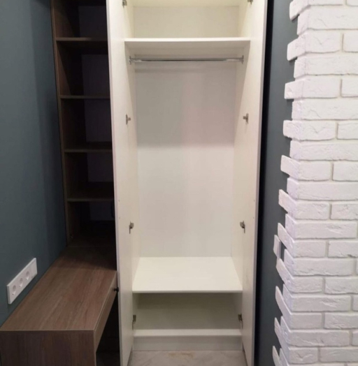 Встроенные распашные шкафы-Встроенный шкаф с белыми распашными дверями «Модель 11»-фото3